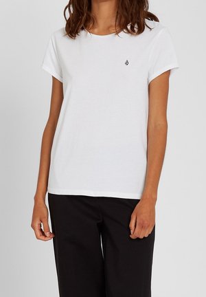 T-shirt en coton blanc avec un col rond et des manches courtes, avec un petit logo noir sur le côté gauche de la poitrine. Texture lisse, coupe décontractée.