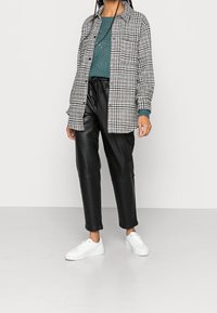 Esprit Sweter