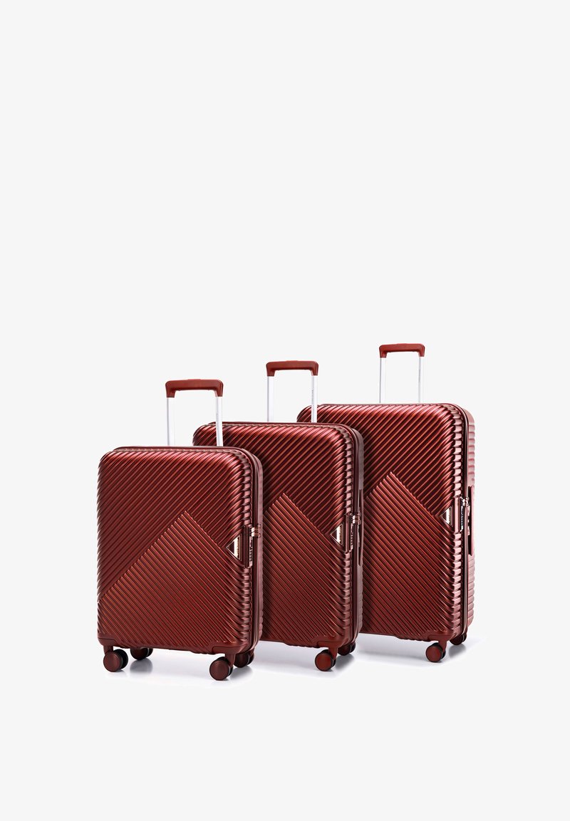 Set van drie harde koffers in metallic donkerrood met diagonale ribbels, telescopische handgrepen en vier wielen voor mobiliteit.