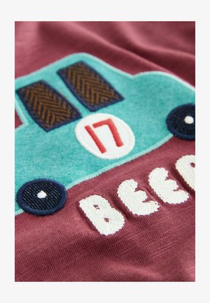 Material din bumbac cu un design de mașină turcoaz, cu feronerie maro în carouri, un „17” roșu și un text brodat alb care spune „Beep.”