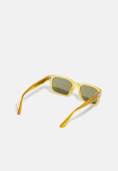 Ochelari de soare galbeni cu rame rectangulare, lentile nuanțate de verde și brațe de tâmplă de o nuanță portocalie. Finisaj neted cu detalii hardware subtile.