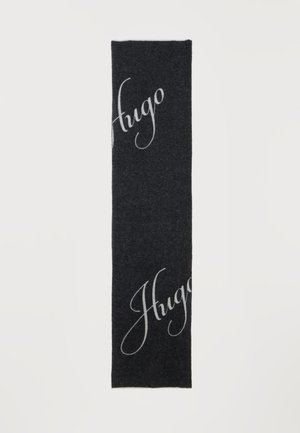 Schwarzer rechteckiger Schal mit dem Wort "Hugo" in großen, kursiven weißen Buchstaben an zwei diagonalen Punkten.