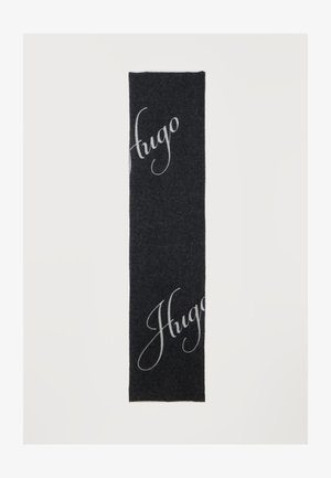 Schwarzer rechteckiger Schal mit dem Wort "Hugo" in großen, kursiven weißen Buchstaben an zwei diagonalen Punkten.