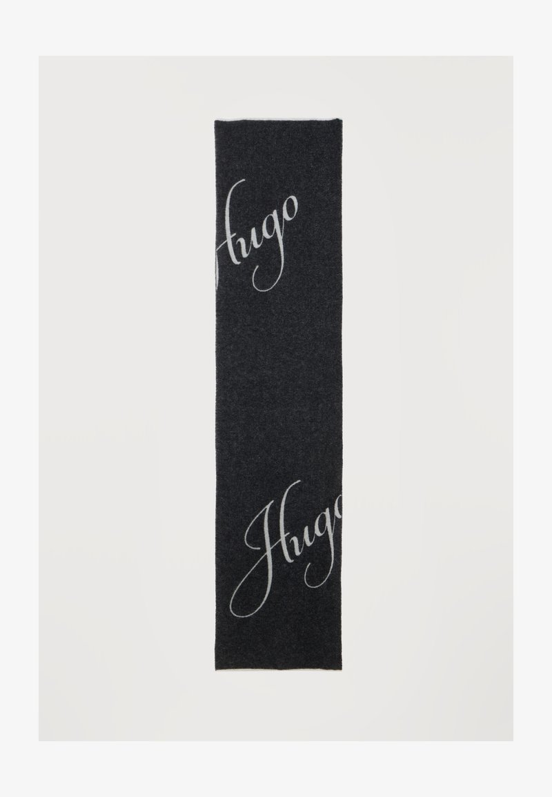 Écharpe noire rectangulaire avec le mot "Hugo" en grandes lettres blanches cursives à deux points diagonaux.