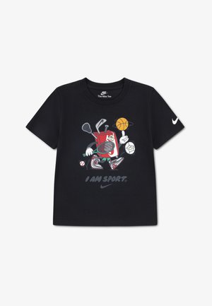 Fekete pamut póló, amelyen egy képregényfigura látható sporteszközökkel, köztük kosárlabdával, lacrosse ütővel és teniszlabdával, valamint a „I AM SPORT.” felirat.