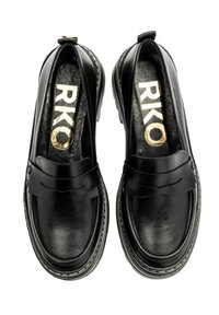 Czarne skórzane buty o polerowanym wykończeniu, z designem na wsuwanie, dekoracyjnym paskiem i złotym logo na wkładce. Zaokrąglony kształt palców.