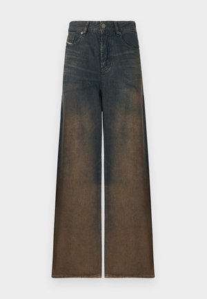 Jean large en denim foncé, présentant un dégradé du foncé au clair en marron, avec un design classique à cinq poches et une fermeture à bouton en métal.