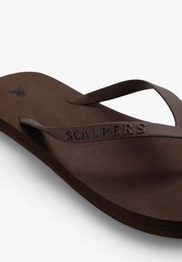 Brązowe klapki z gumy z teksturowaną wkładką i cienkimi paskami. Posiadają wytłoczone logo "SCALPERS" na pasku. Płaska podeszwa, casualowy design.