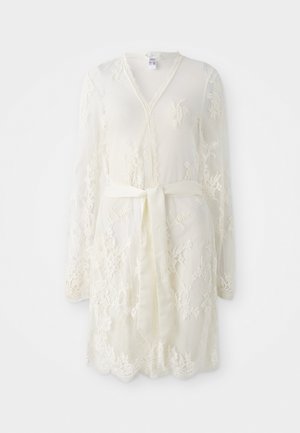 Koronkowy szlafrok w stylu kimono w kolorze ecru, z długimi rękawami, satynowym paskiem w talii oraz misternym haftem kwiatowym wzdłuż krawędzi.