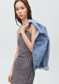 Harmaa kuvioitu mekko ohuilla olkaimilla, farkkutakki osittain harteilla, sileä pinta, hienovaraisia timanttikuvioita.