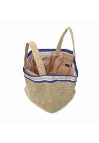 Beige textiele draagtas met blauw-witte gestreepte afwerking, met reliëfpatronen. Binnenkant is gevoerd met een zachte roze stof.