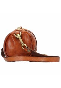 Borsa a tracolla rotonda in pelle marrone con hardware dorato e tracolla staccabile. Texture liscia con una leggera lucentezza e dettagli cuciti.