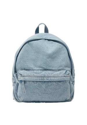 Rucsac din denim albastru deschis, cu un buzunar frontal cu fermoar și o mâner de transport superior, prezentat pe un fundal alb.