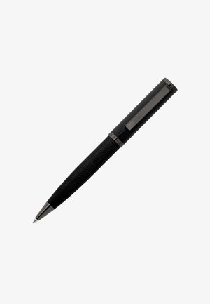 Penna a sfera nera con un design a spina di pesce testurizzato sul fusto, clip argentata e punta affilata per scrivere.