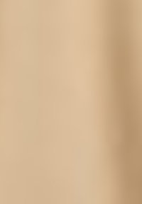 Puste beżowe tło z delikatnym pionowym gradientem i miękkimi cieniami.
