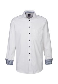 Camicia bianca a maniche lunghe con taschino sul petto, bottoni blu e polsini decorati con motivi geometrici blu e verdi.