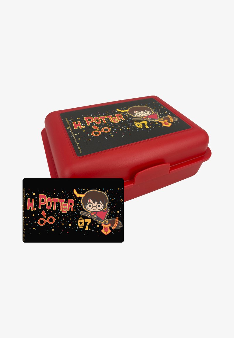 Lunch box rossa con un coperchio nero raffigurante un personaggio dei cartoni animati con un rametto e occhiali, circondato da colorati coriandoli e testo.