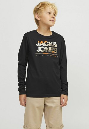 Mustikad pikad varrukad särk, mille esiküljel on metallilistes toonides "JACK & JONES" logo; kombineeritud heledate tan lühikeste pükstega. Pehme kangas ja lõdva sobivusega.