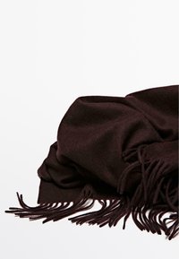 Écharpe en laine marron foncé avec des bords frangés, présentant un tissu doux et texturé qui tombe élégamment.