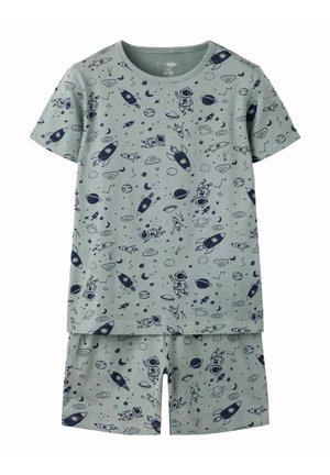 Pyjama deux pièces pour enfants avec un motif sur le thème de l'espace comprenant des fusées, des astronautes, des planètes et des étoiles sur un tissu bleu clair.