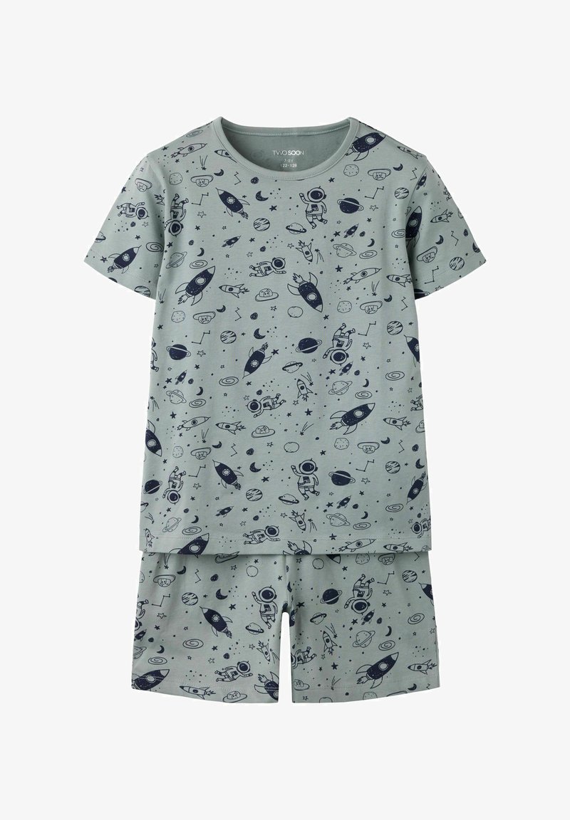Pyjama deux pièces pour enfants avec un motif sur le thème de l'espace comprenant des fusées, des astronautes, des planètes et des étoiles sur un tissu bleu clair.