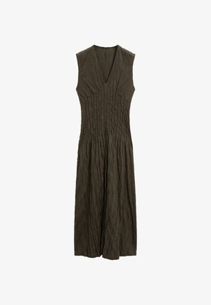 Abito senza maniche color khaki con scollo a V, caratterizzato da una superficie texturizzata, pieghe verticali e una gonna fluida che arriva al ginocchio.