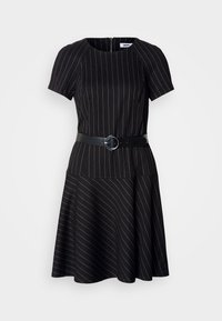 Juoda trumpomis rankovėmis su baltais smulkiais dryželiais, prigludusi liemens zona su juodu diržu, kuriame apvali sidabrinė sagtis, ir praplečiamas sijonas.