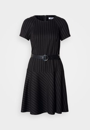 Vestido preto de manga curta com riscas finas brancas, cintura ajustada com um cinto preto com uma fivela redonda prateada e saia evasê.