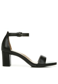 Zwarte leren sandalen met hak, voorzien van een enkelbandje, blokhak en open teen ontwerp. Gladde textuur met een eenvoudige, minimalistische stijl.