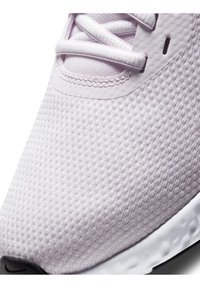 Sneaker in rete di colore viola chiaro con tomaia testurizzata, chiusura a lacci piatta e suola intermedia bianca con suola nera.