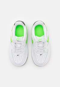 Nike Sportswear FORCE 1 LOW EASYON - Sneakers - white/green strike/black