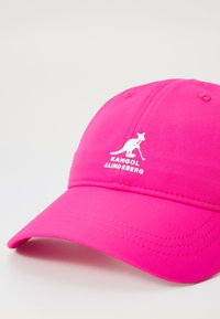 Élénk rózsaszín baseball sapka sima textúrával, fehér logóval és kenguru grafikával az elején. Ívelt napellenző kialakítás.
