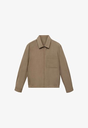 Svetle hnědá bunda vyrobená z odolné látky, která má límec, plný zip a náprsní kapsu; uvolněný střih s dlouhými rukávy.