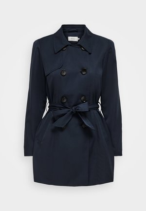 Trench coat azul marino con frente de doble botonadura, ocho botones negros, un cinturón atado en la cintura y bolsillos laterales. Textura suave.