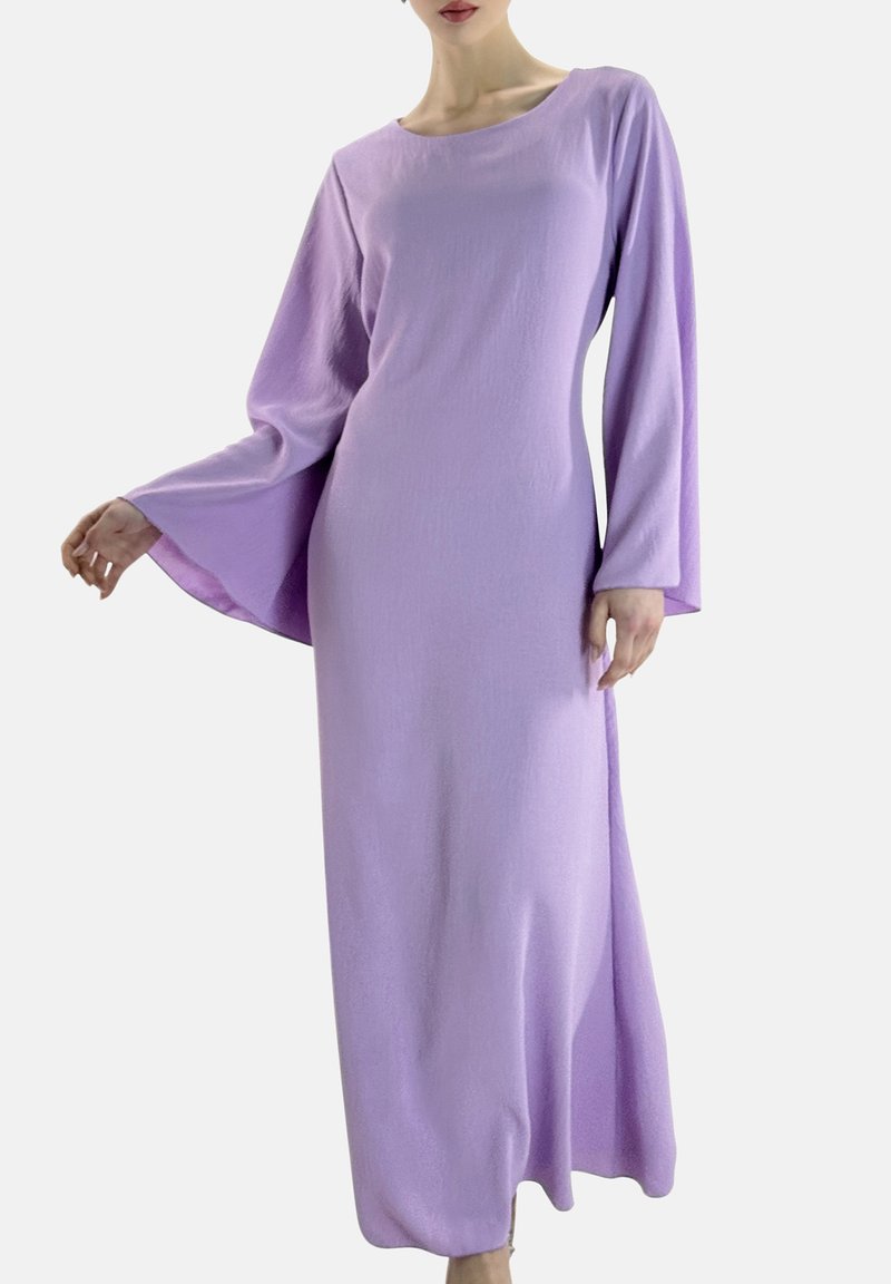 Abito aderente a maniche lunghe in tessuto lavanda chiaro. Presenta una scollatura a barca e maniche fluenti, creando una silhouette rilassata.