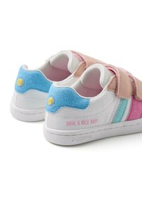 Zapatillas infantiles en blanco con acentos en rosa, azul y verde azulado. Presentan paneles texturizados y un eslogan "¡QUE TENGAS UN BONITO DÍA!" en los laterales.