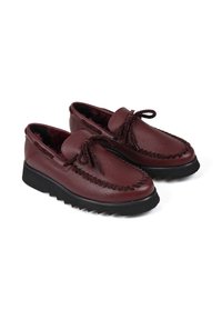 Bordowe skórzane buty o teksturowanej powierzchni, ręcznie szyte detale i czarna gumowa podeszwa z zygzakowatym wzorem.