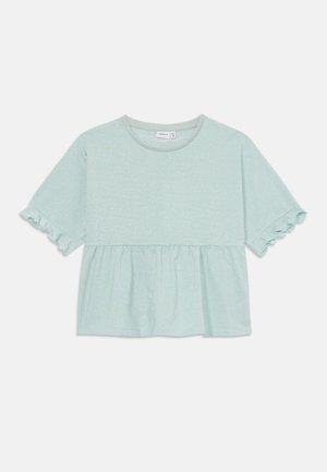 Mentazöld, rövid ujjú felső peplum formában, texturált kivitelezéssel és fodros díszítéssel az ujjaknál.