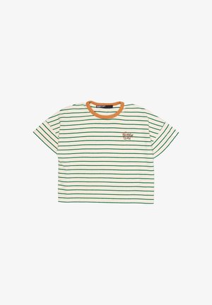 Biały krótki T-shirt z cienkimi zielonymi poziomymi paskami, kołnierzykiem w kolorze musztardowej żółci i małym haftowanym logo "Bimba Y Lola" na piersi.