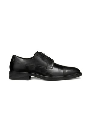Scarpa elegante da uomo in pelle nera con lacci, tacco basso impilato e punta cucita, mostrata di lato su sfondo bianco.