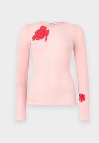 Μακρυμάνικη μπλούζα με ριμπ ύφανση σε ανοιχτό ροζ χρώμα με κόκκινα λουλουδάτα σχέδια στο στήθος και στο δεξί μανίκι· διαθέτει στρογγυλή λαιμόκοψη και τελείωμα με ακατέργαστες άκρες.