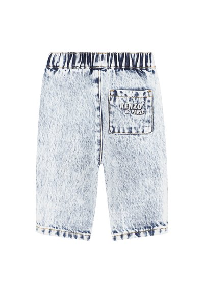 Shorts in denim azzurro chiaro con una finitura testurizzata. Caratterizzati da una cintura elasticizzata e una tasca posteriore con il logo "KENZO PARIS".