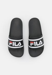 Infradito neri con una larga fascia nera che presenta un logo Fila bianco e rosso. Realizzati in materiale sintetico con una texture liscia.