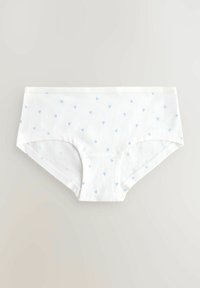 Witte katoenen boyshorts met kleine blauwe hartjespatronen, voorzien van een zachte tailleband en een gladde textuur, ontworpen voor comfort.