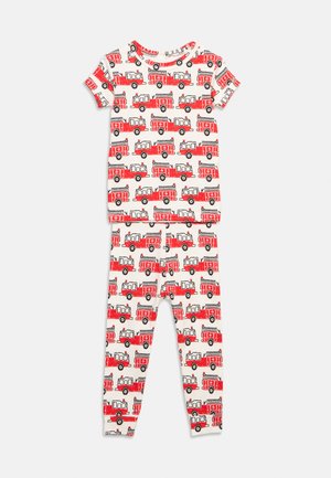 Baltos trumpomis rankovėmis pižama su raudonų ir juodų gaisrinės sunkvežimio raštu, sudaryta iš viršutinės dalies ir derančių ilgų kelnių.