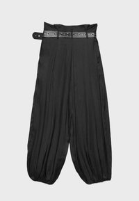 Pantalon noir taille haute à jambes larges, avec un design plissé et une ceinture noire attachée avec des œillets argentés.