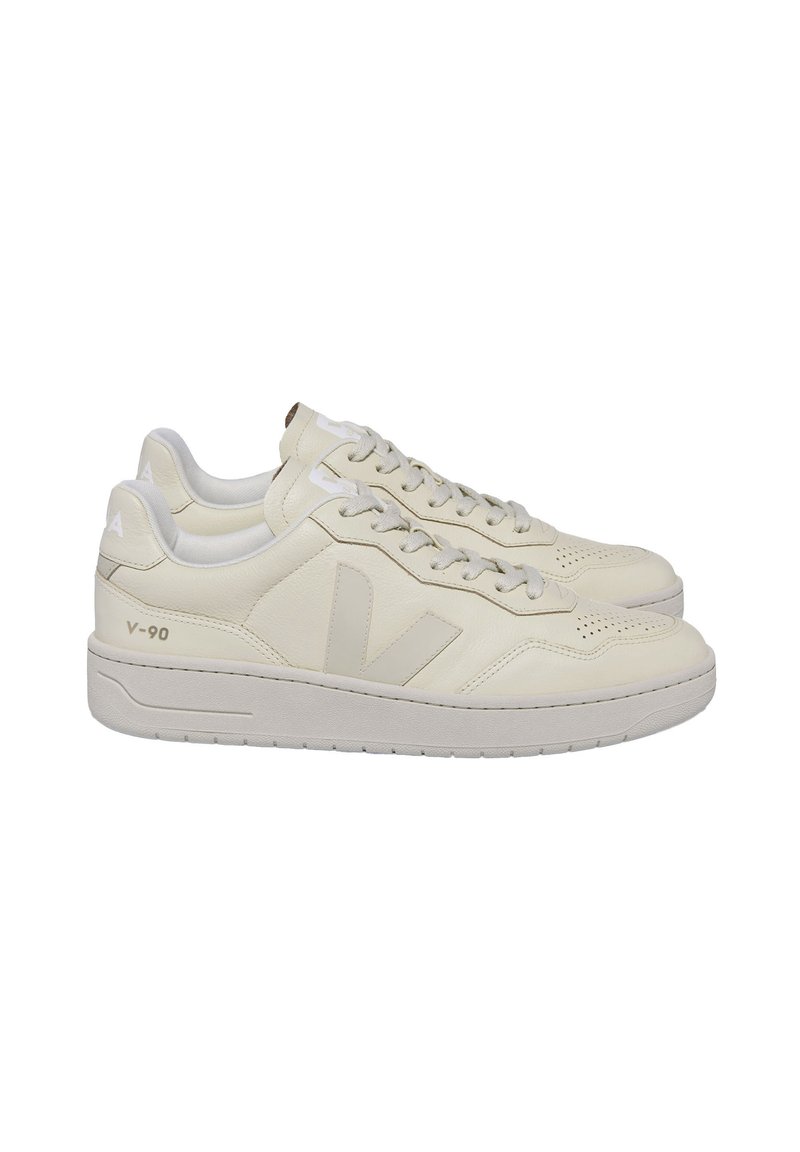 Krämfärgade lädersneakers med låg toppdesign, som har en strukturerad ovandel, perforerade detaljer och subtil branding på sidan.