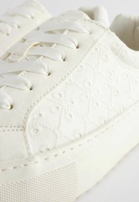 Next CHUNKY TRAINERS - Sportbačiai - white broderie