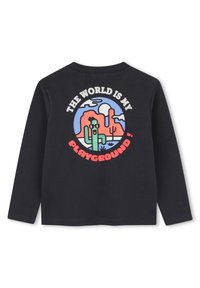 Zwarte lange mouwen t-shirt met een kleurrijke cactus die een zonnebril draagt en de tekst "De wereld is mijn speeltuin!" op de achterkant.