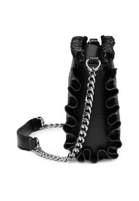Borsa a tracolla in pelle nera con bordi arricciati, dotata di una catena in argento e una superficie texturizzata. Chiusura con zip nella parte superiore.